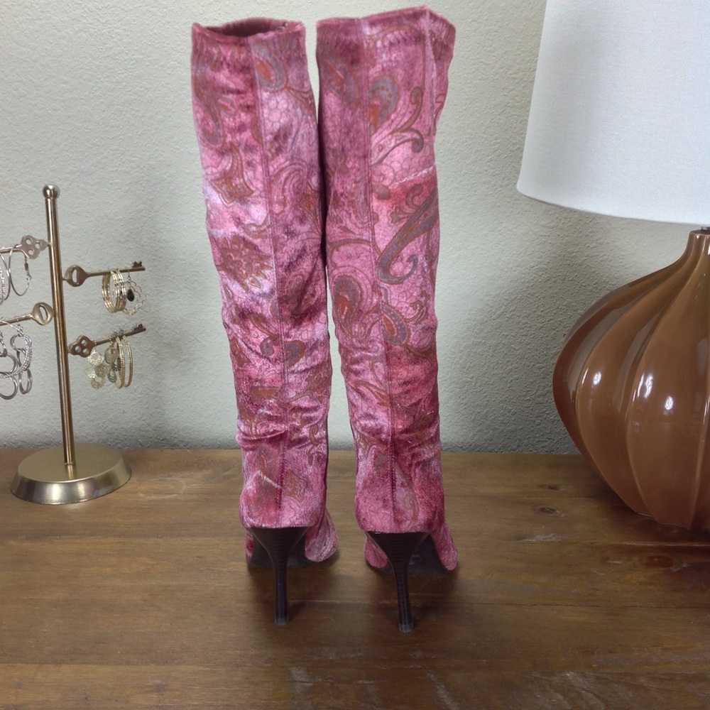 ❌Luichiny Pink Print Velvet Pointed Stiletto Boots - Picture 6 of 8